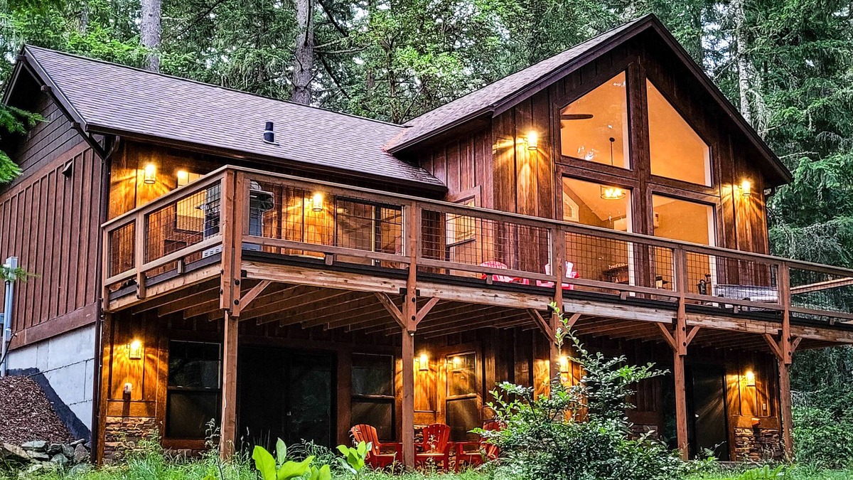 Anderson Island House | Welcoming cabin with fast WiFi, gas grill, lake views, kids loft & private W/D