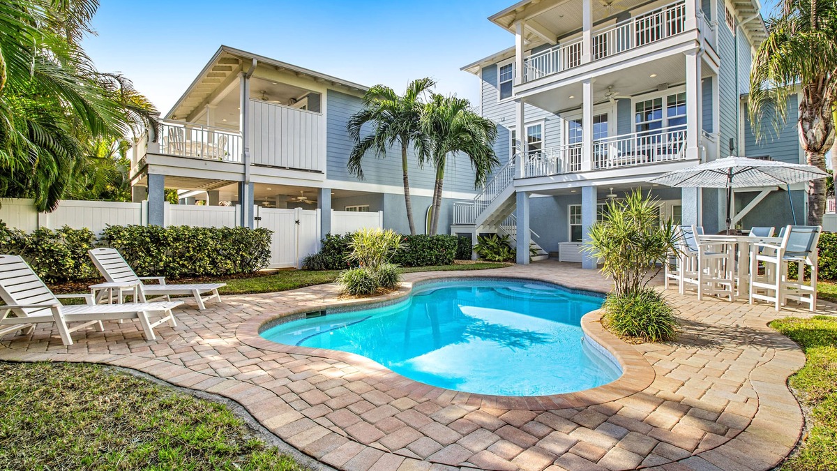 Holmes Beach Villa | Welcoming condo close to the beach with private heated pool & WiFi