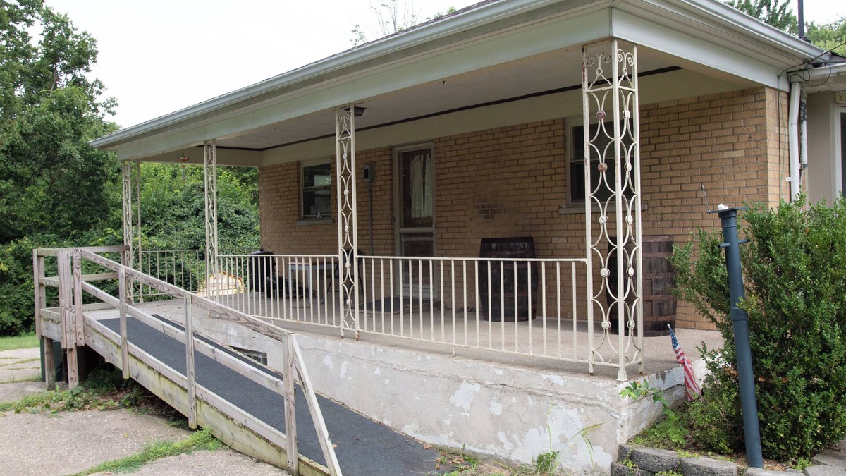 Roselawn Finance Bed & Breakfast | Welcoming cozy private bedroom and a shared bathroom with a large yard