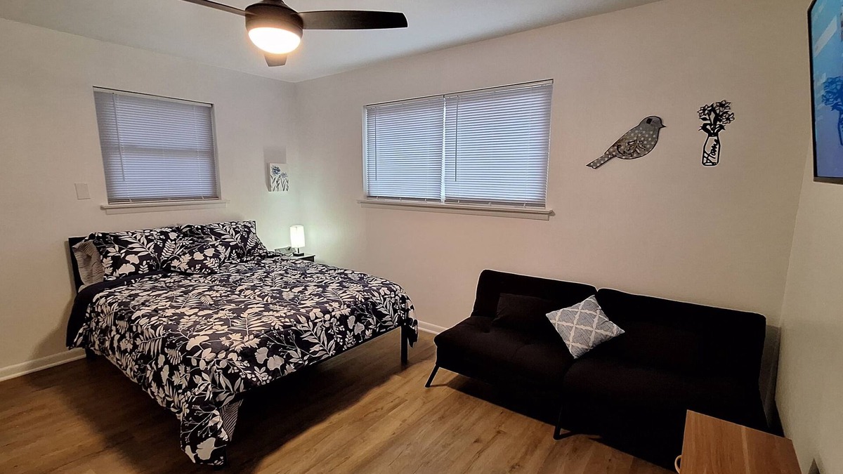 Irving Apartment | Welcoming Cozy &Private Studio Apt @Irving-NorthDFW Free W&D Stays 30+ days only