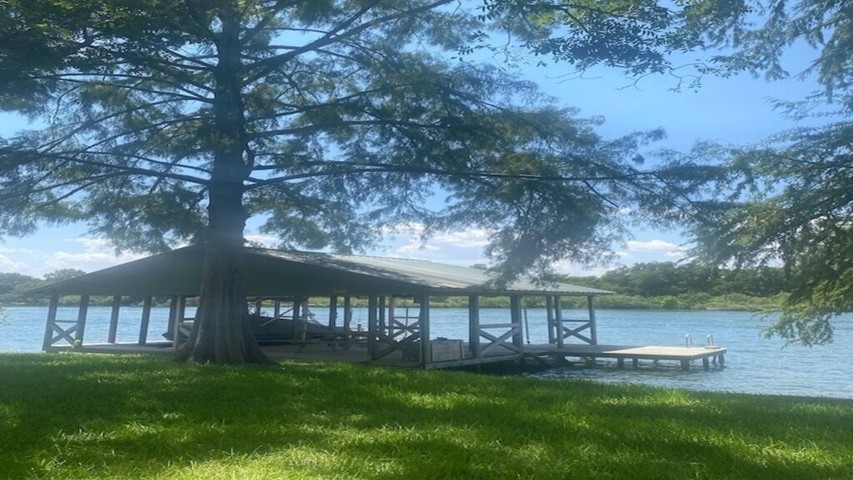 Burnet House | Welcoming Lake-Front Family and Pet-Friendly 3-bed House With AC and Huge Yard