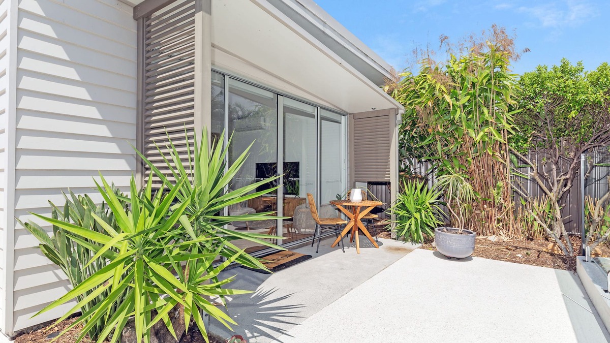 Burleigh Waters Apartment | Welcoming Studio with Pool Outlook