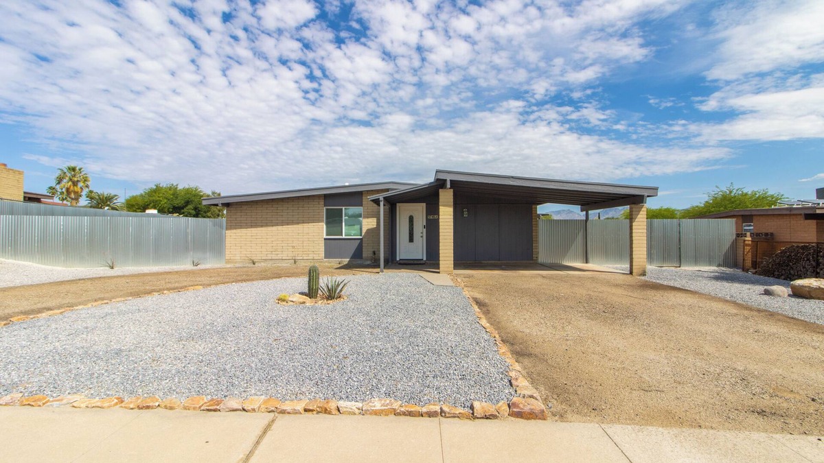 Tucson House | Welcoming to Lincoln Haus, East side Tucson with Fire Pit.