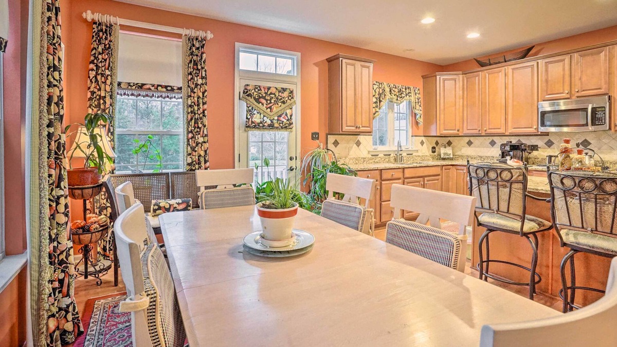 Richmond House | Welcoming Townhome ~ 14 Mi to Dtwn Richmond!