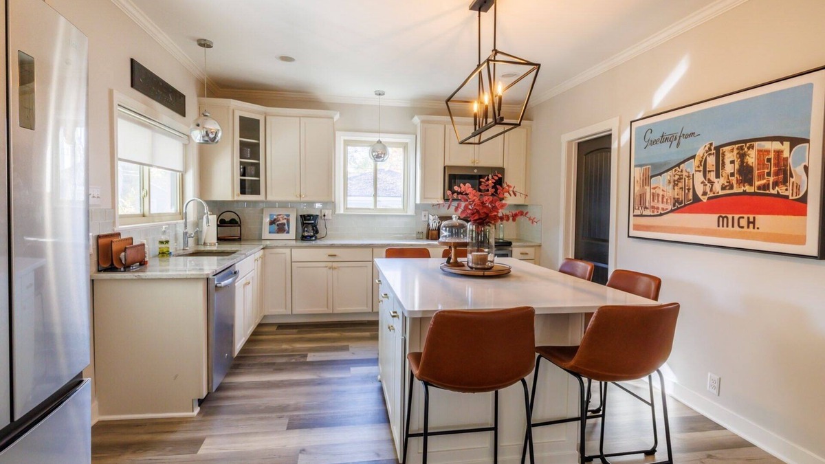 Mount Clemens House | Welcoming updated modern 3-bedroom house in Mount Clemens
