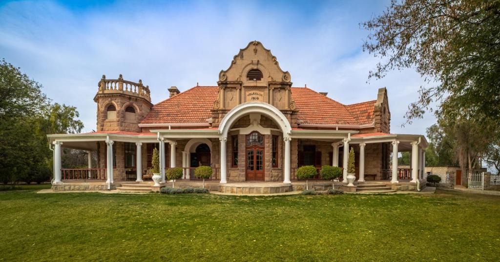 Oudtshoorn Bed & Breakfast | Welgeluk Feather Palace