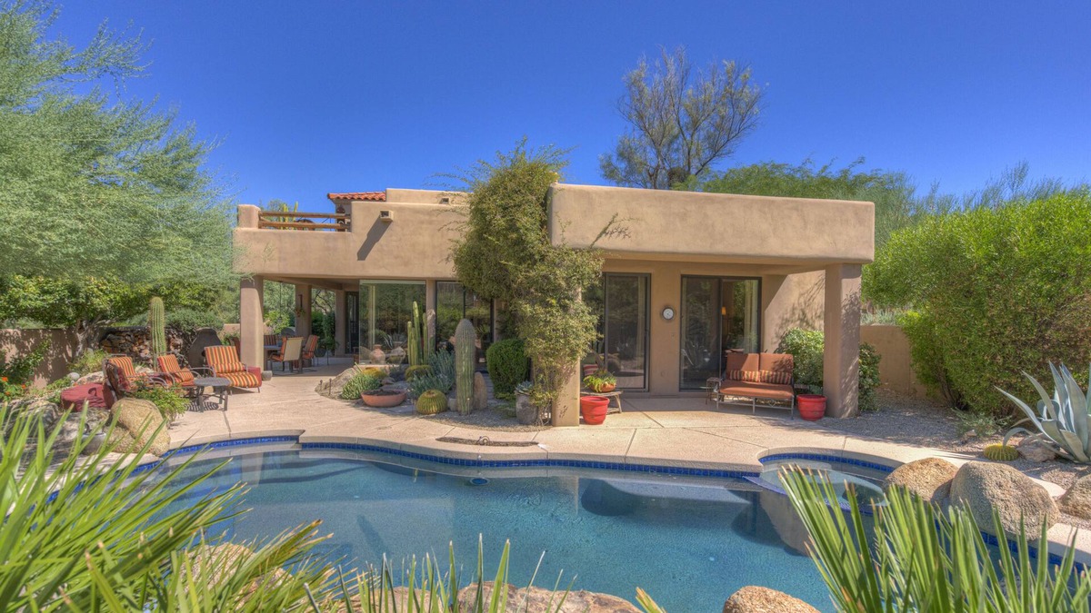 Fifth Green House | WELL APPOINTED HOME, PRIVATE YARD, POOL, GOLF CART, MAIN FLOOR BEDROOMSnn