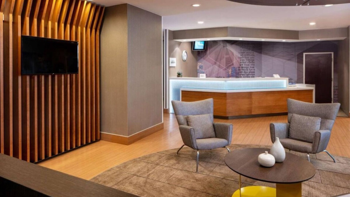 Donelson Hotel | Well-Appointed Suites in Nashville! Pets Allowed, Pool, Kitchenette, Breakfast!