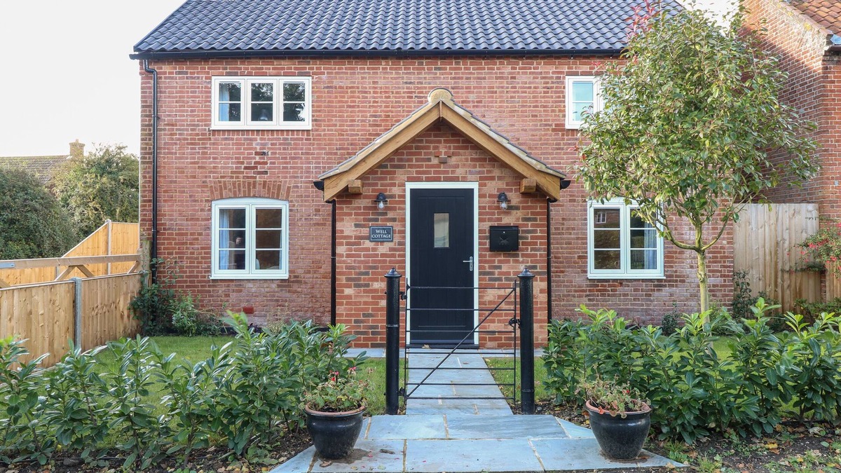 Seething Cottage | WELL COTTAGE, pet friendly, with open fire in Loddon