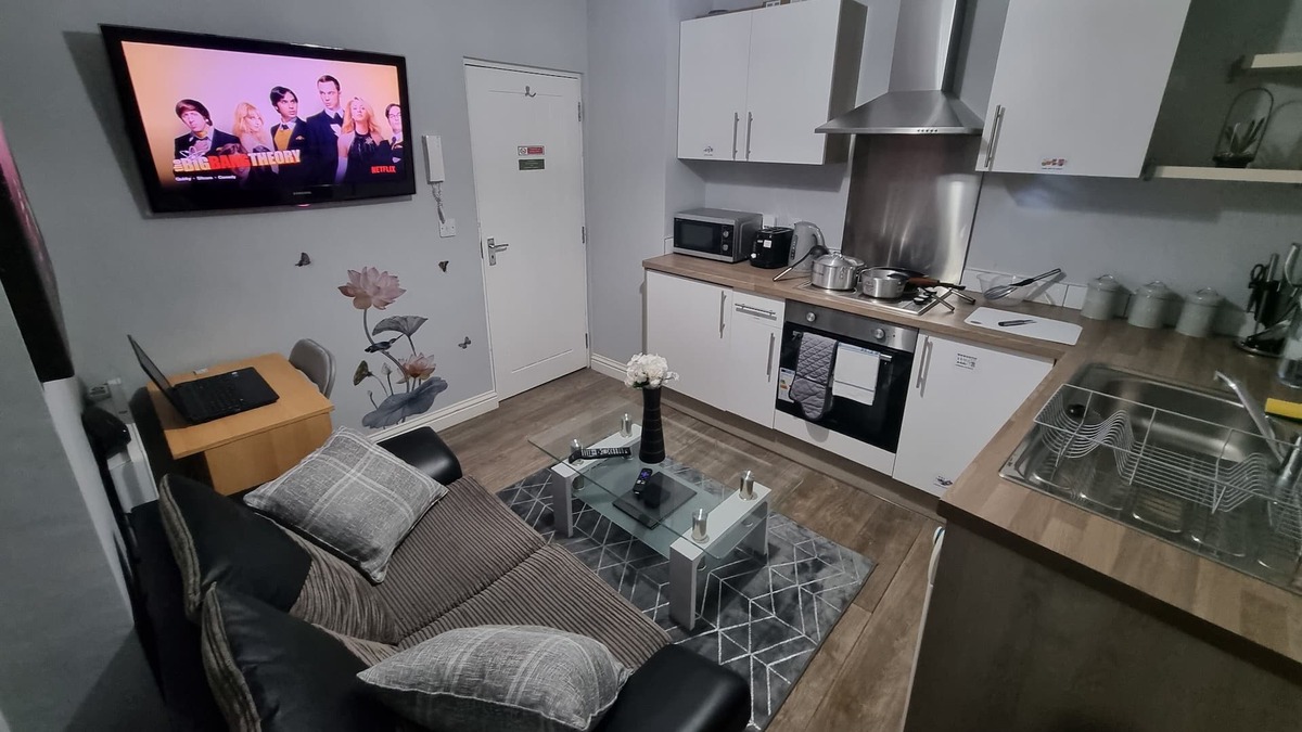Holbeck Apartment | Well equipped apartment for a relaxing cosy and luxurious fun stay +Free Parking