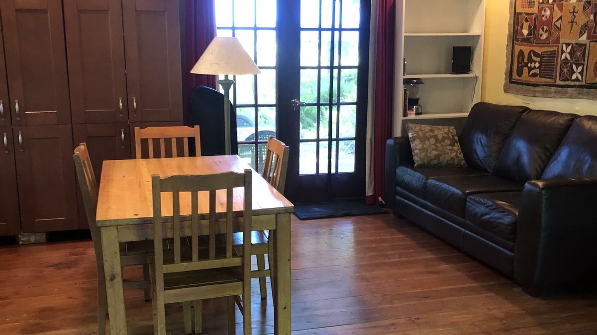 Hornby Island Cabin | Well-equipped Cedar Cabin close to beaches.