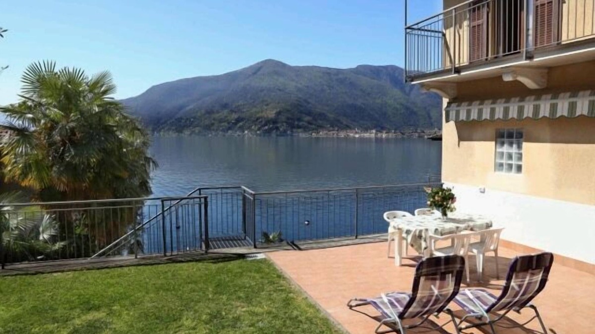 Tronzano Lago Maggiore House | Well-kept 3½-room apartment with large outdoor area & private beach