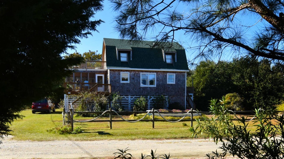 Duck Cabin | Well Kept/Well Loved Cottage - 3 Minutes from Beach!