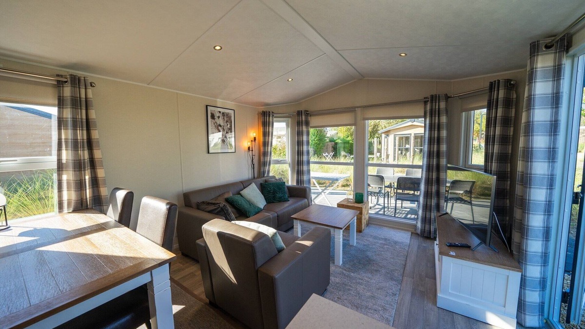 Municipality of Hellevoetsluis Ski Chalet | Well-maintained chalet with terrace