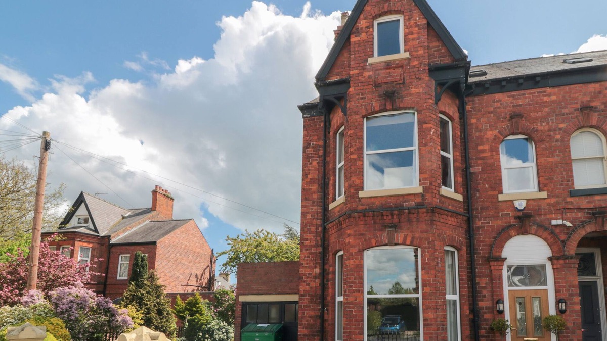 Bridlington Old Town House | WELLINGTON HOUSE, pet friendly, with hot tub in Bridlington