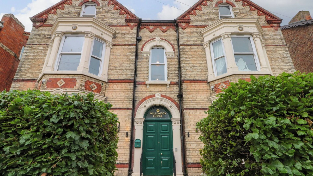 Bridlington Cottage | WELLINGTON LODGE, pet friendly, with hot tub in Bridlington