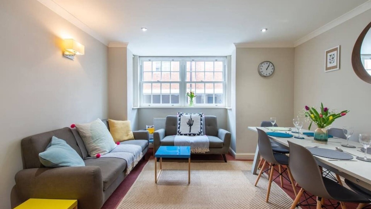 Wells House | Wells City Centre, Quiet Mews House, sleeps 6