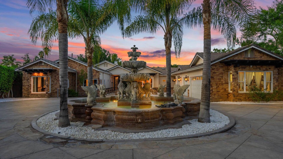 Tarzana Villa | Wells Estate -10-Bdr Retreat with Outdoor Paradise