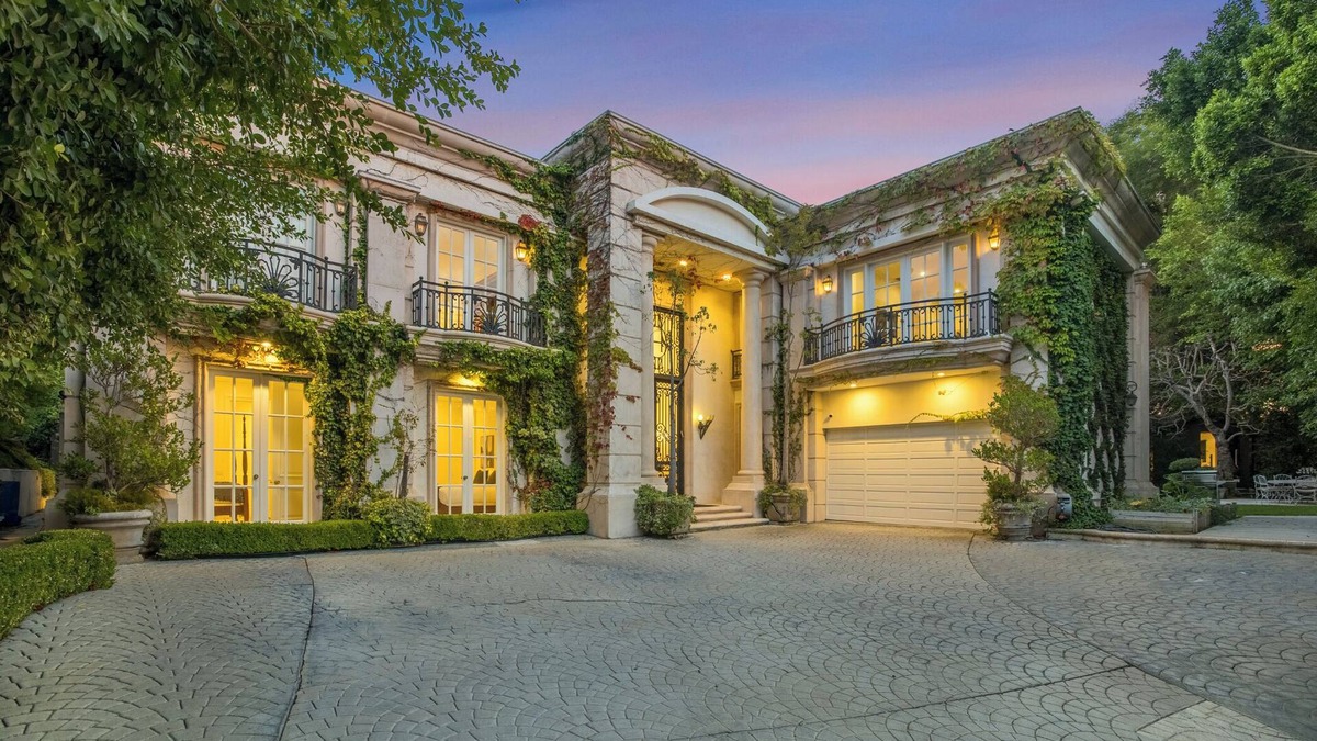Beverly Hills House | Wendover Mansion - 6BR Neoclassical BH Retreat w/Pool, Near Rodeo