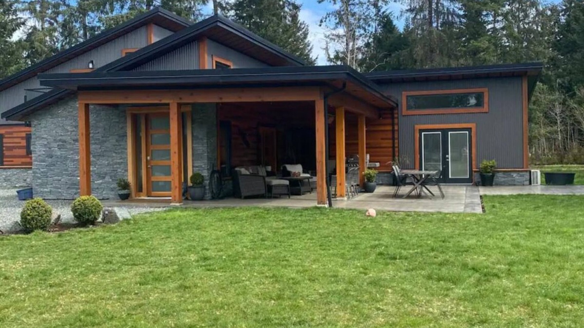 Courtenay House | West coast 3 acres fenced home. With privacy, pet friendly, grass. Cedar Sauna