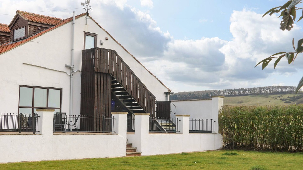 West Heslerton House | WEST COTTAGE, pet friendly, with pool in Rillington