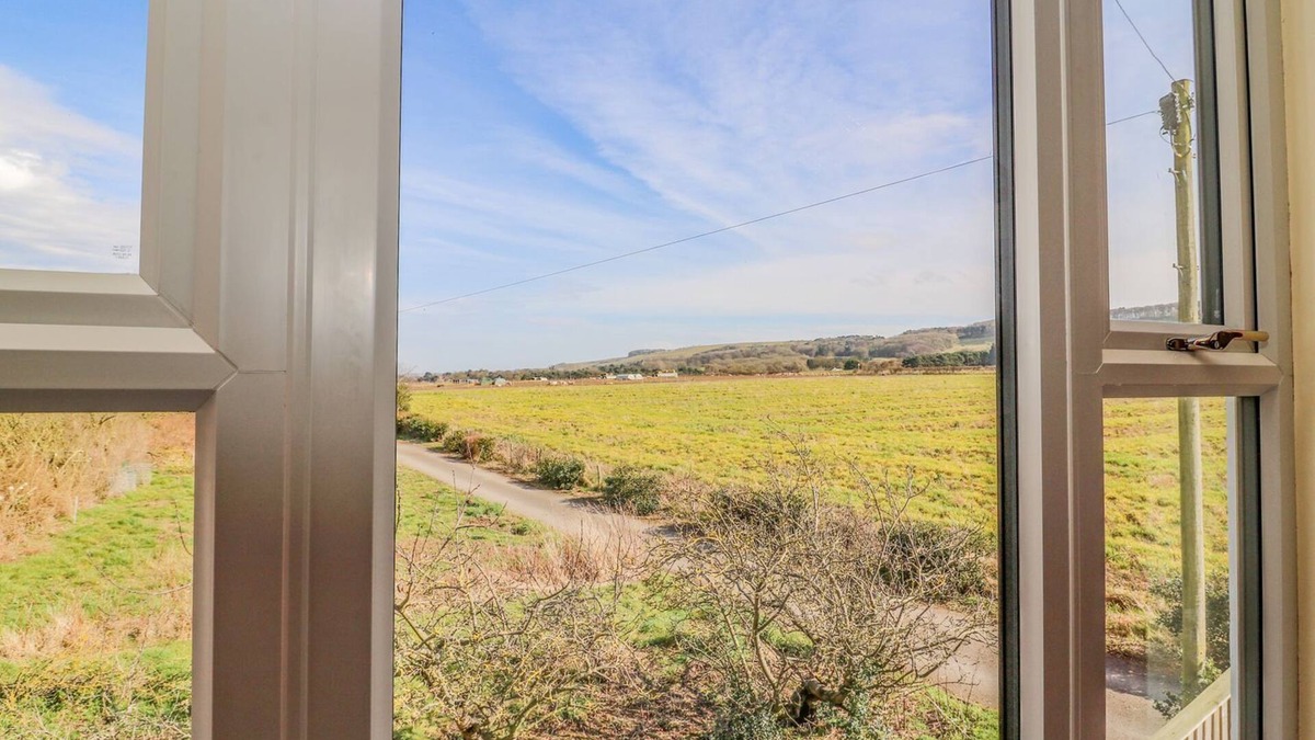 West Heslerton House | WEST COTTAGE, pet friendly, with a garden in Rillington