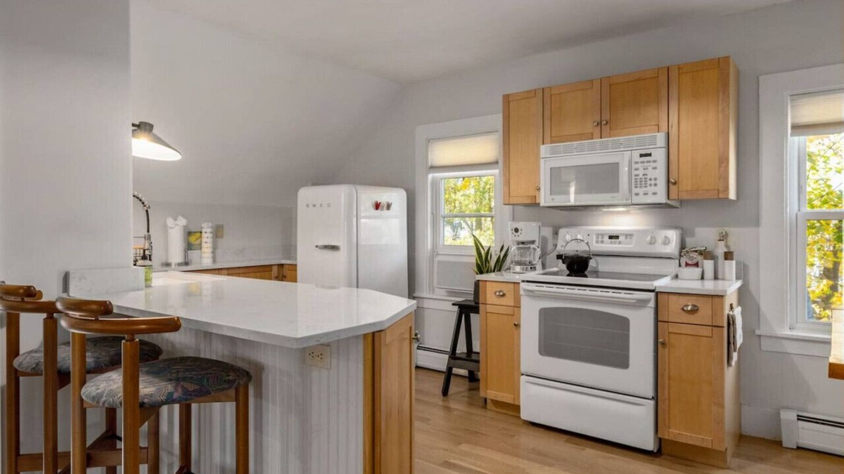 Portsmouth Apartment | West-End Gem 2BR Live like a Local in Portsmouth