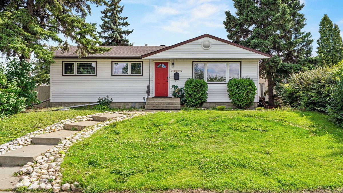 West Edmonton House | West End Gem – Sleep 6 -full house -Steps to WEM & Misericordia