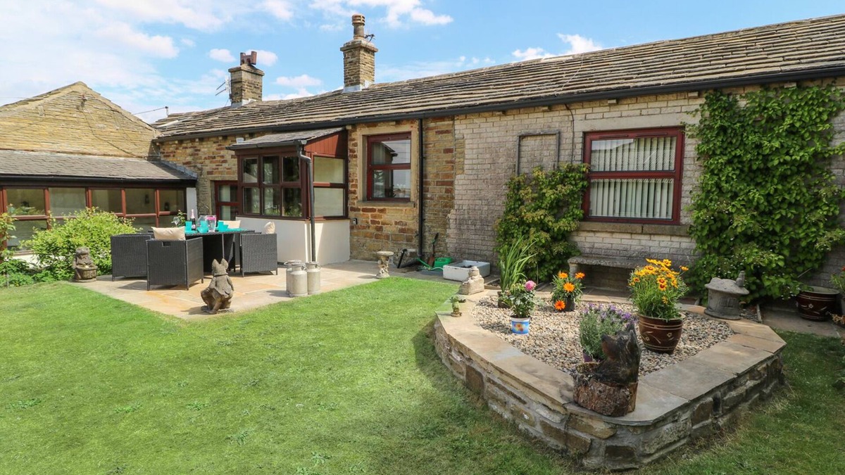 Thornton House | WEST END HOUSE, pet friendly, character holiday cottage in Bradford