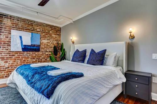 Historic District - North Apartment | West End Loft - Downtown 5 min walk to River St