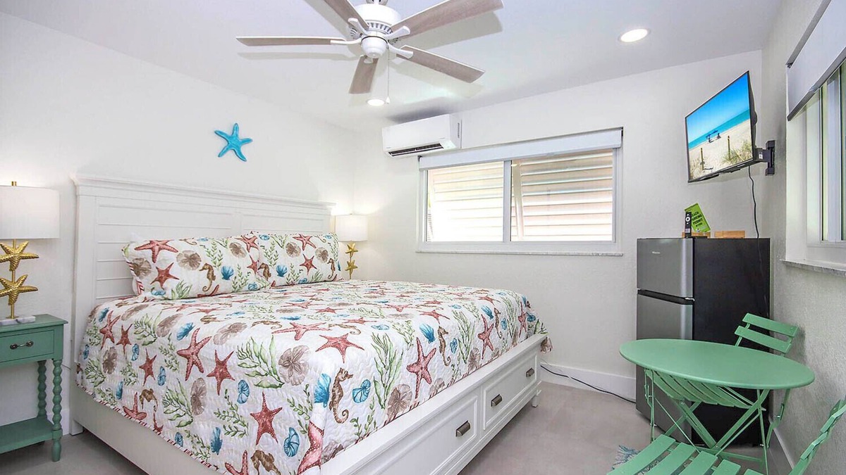 Tradewinds Cottage | West End Paradise Starfish 1 - Quaint Hotel Style Room near the Beach