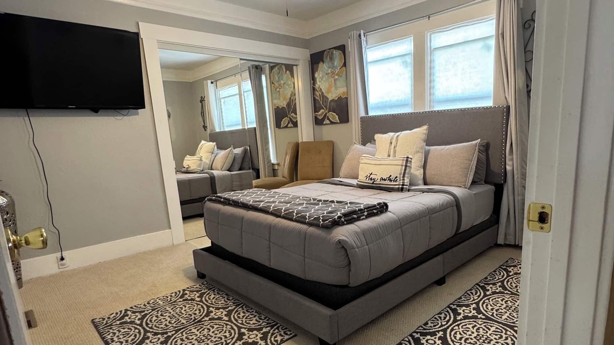 Prescott House | West Oakland Home Minutes from San Francisco - 3BR with Full Kitchen