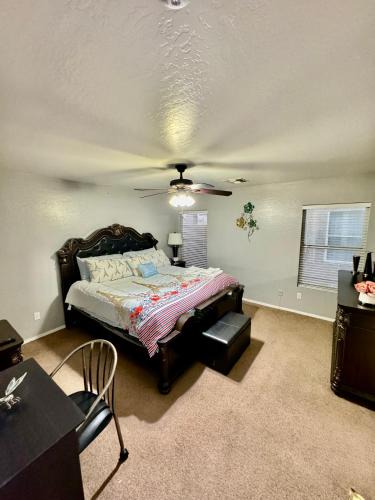 Trailwood House | West PHX Cozy king suit with private bathroom Inside a house