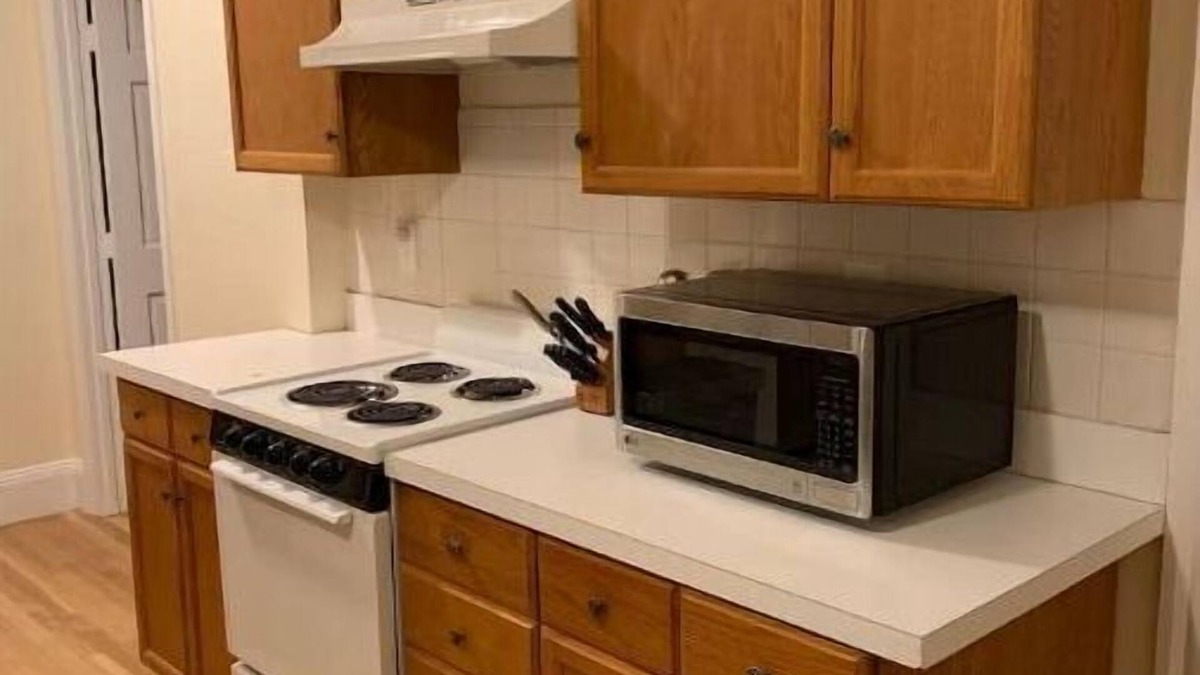 West Roxbury Apartment | West Roxbury 2 bed sleeps 6 and is a 5 minute walk to public transportation