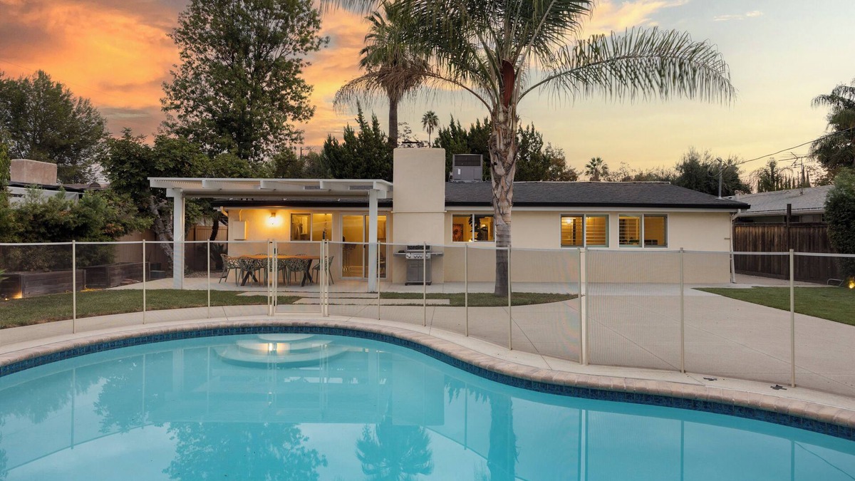 Woodland Hills House | West Valley by AvantStay | Large Yard w/Pool!