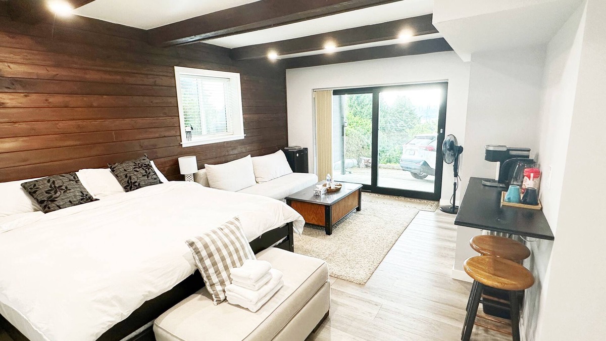 West Vancouver House | West Vancouver · Landmark View · Prime Location · 1BR Private Suite