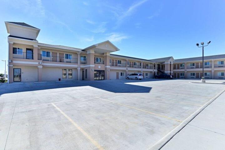 Carrizo Springs Hotel | Western Inn & Suites
