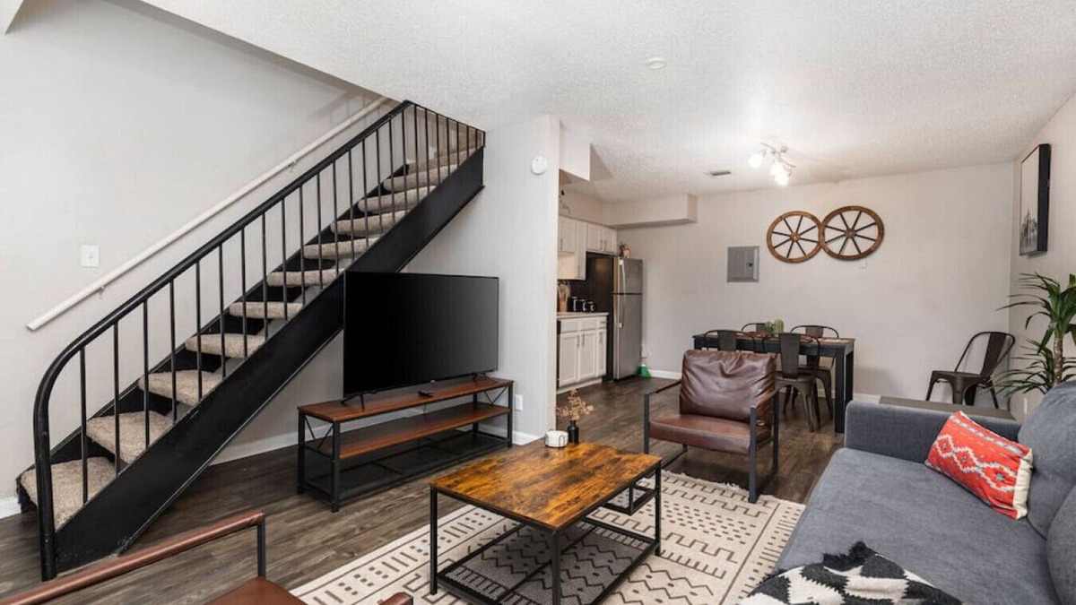 Fort Worth Apartment | Western Modern 2 Story Townhome - Pool, Gym, Park