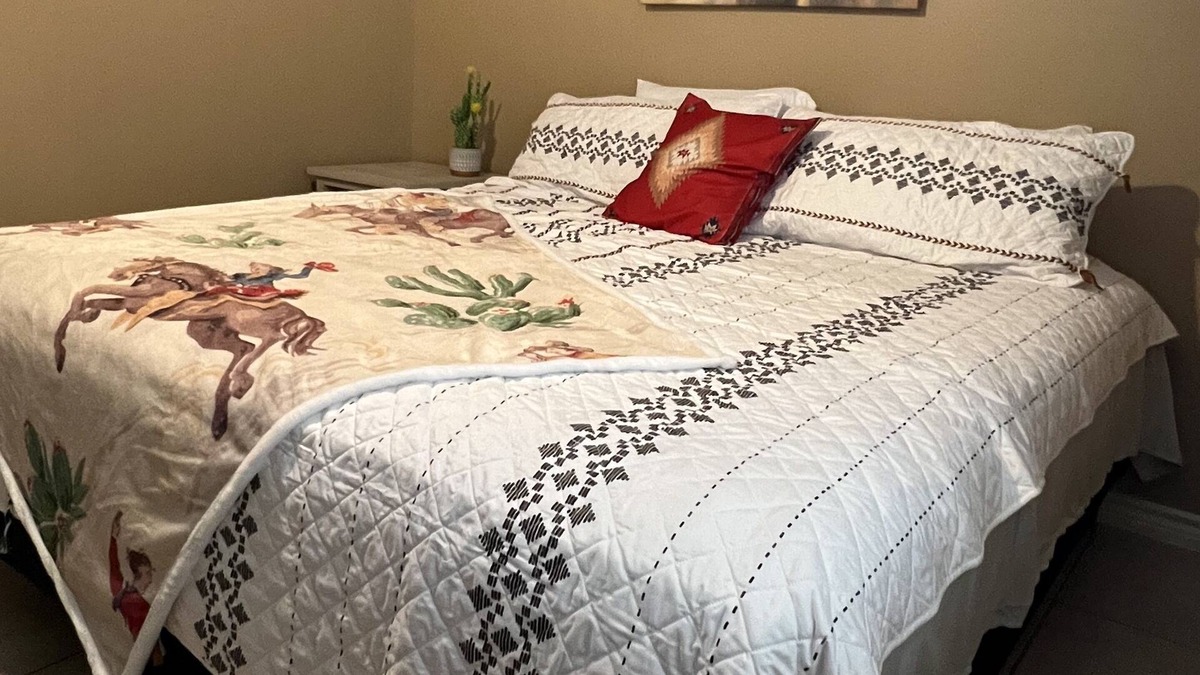 Eagle Pass Apartment | Western Style King,Queen&Sofabed