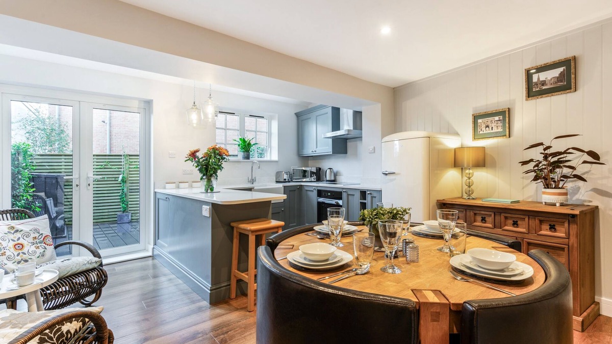 Winchester House | Westgate Cottage city centre cottage with garden
