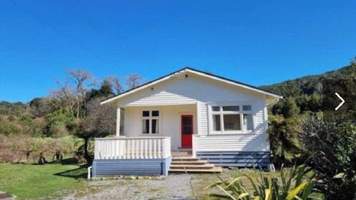 Taylorville House | Westie on the West Coast - Private, Free WIFI, Entire Cottage
