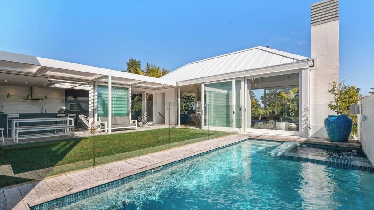 Westmere Apartment | Westmere Luxury | w Pool | by Furnished Rentals