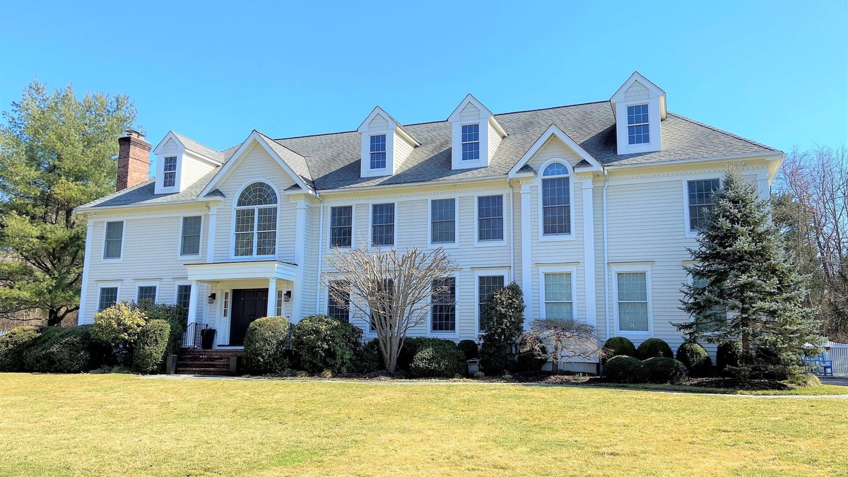 Westport House | Westport summer 5 bed home on quiet street 6 mins to the beach!