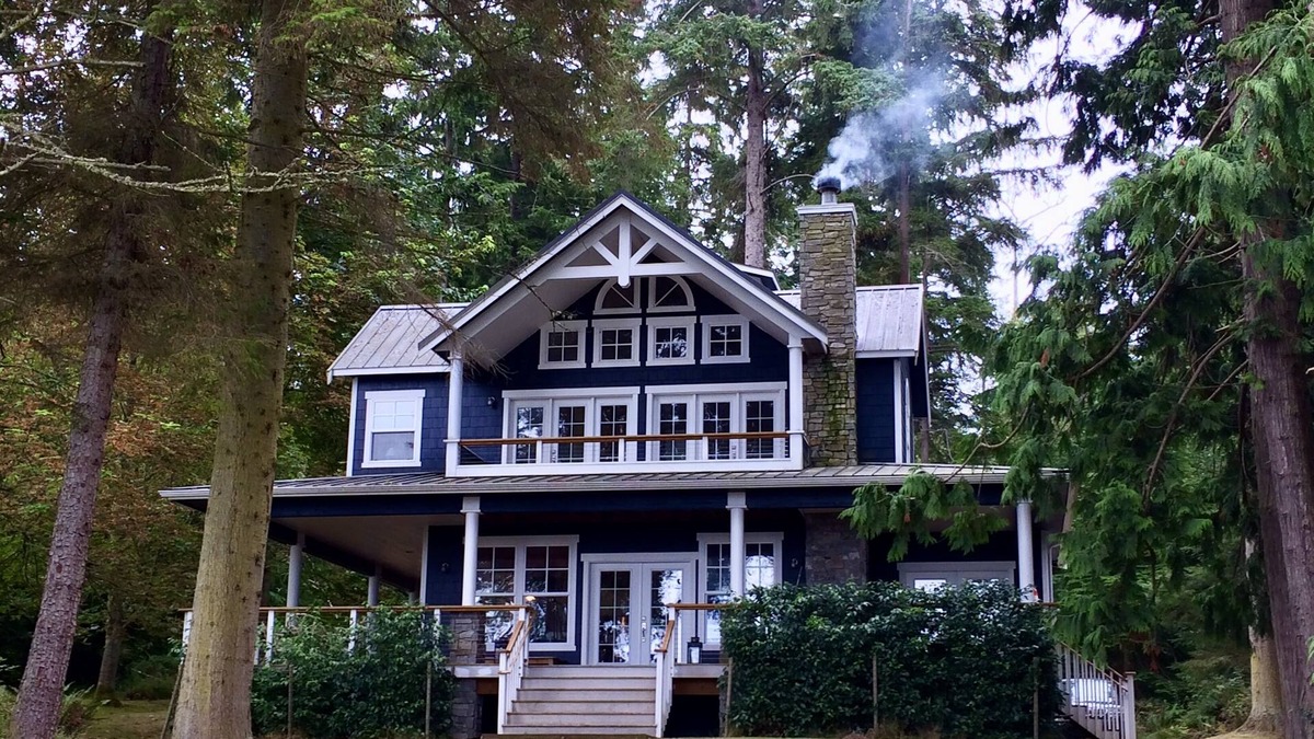 Lagoon Point House | Westside Waterfront View Home - AvantStay | Hottub