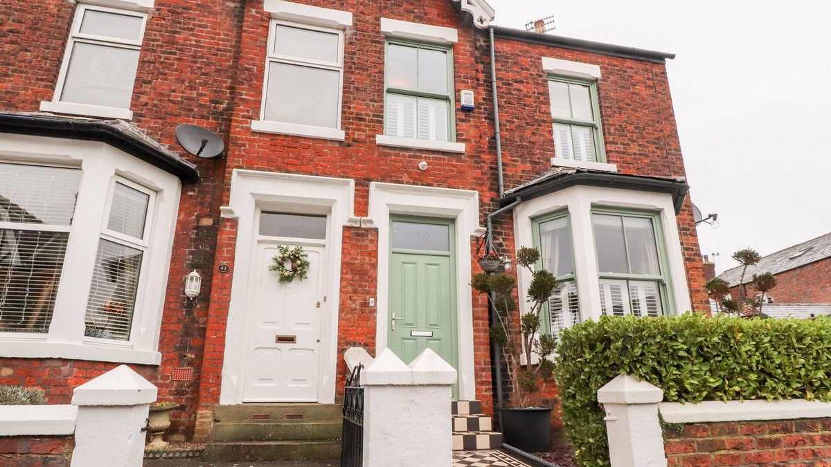 Lytham St. Anne's Cottage | WESTWOOD HOUSE, family friendly, with open fire in Lytham St. Annes