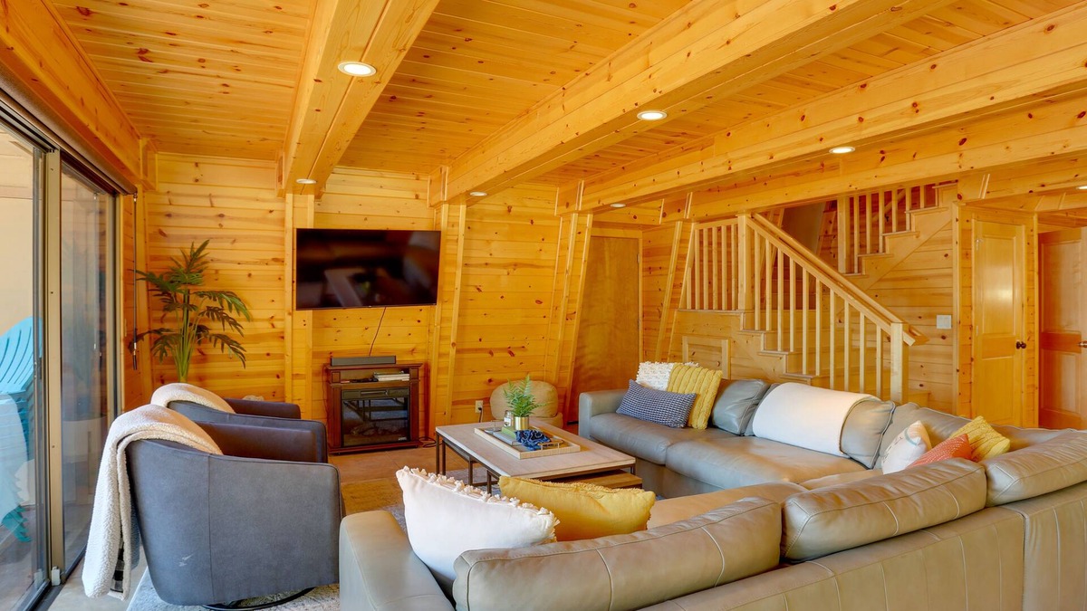 Lake Almanor Peninsula Cabin | Westwood Lakefront Cabin w/Hot Tub & Boat Dock!