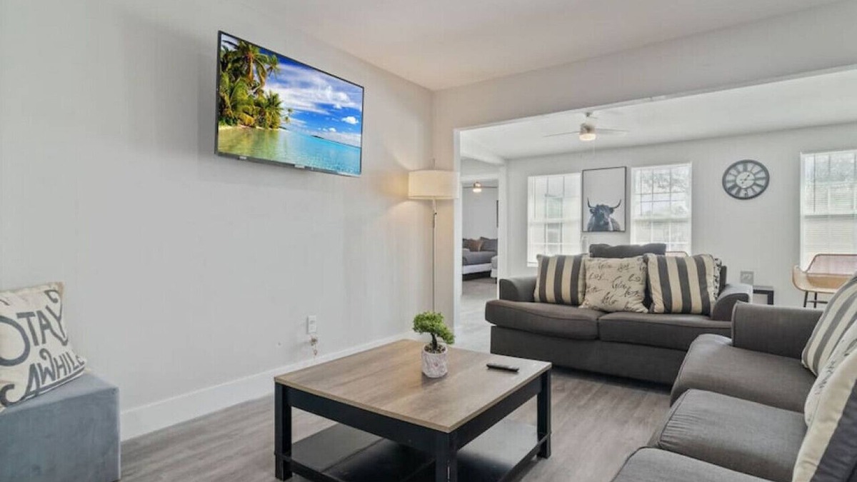 Jefferson House | WeWelcome you to our 4 Bed 2 Full Bath Duplex