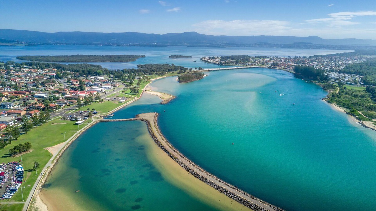 Warilla House | Whale House - Warilla Beach across the road