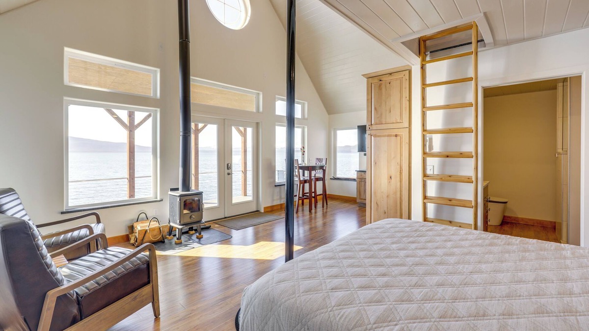 Juneau Apartment | Whale Watching at Beachfront Cottage in Juneau!