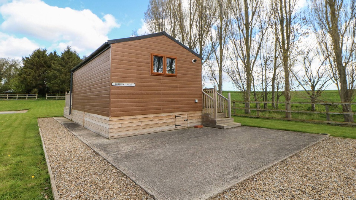Hutton Rudby Cottage | WHARFDALE POD, pet friendly, with hot tub in Hutton Rudby